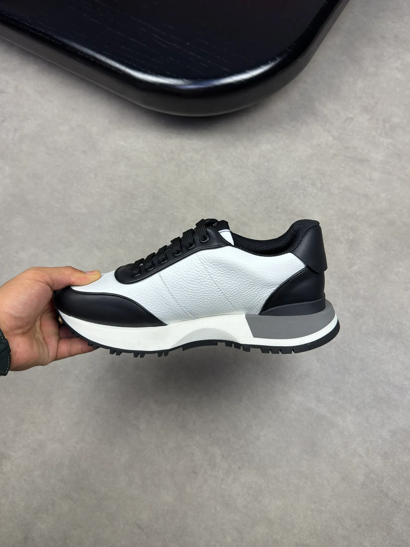 [VALENTINO] Valentino men's shoes 💰500💰 - High-end quality original order - Upper: 🔝 Nappa calf leather, tumbled calf leather, sewn brand plastic totem - Lining: brand mesh canvas, foot pad; water-dyed cow leather - Outsole: multi-color wear-resistant velvet·rubber; combined molded outsole -Super high quality control·Fine workmanship: highlighted (high-end·luxury·grade) -Size :38-44 (45 can be customized)·3300